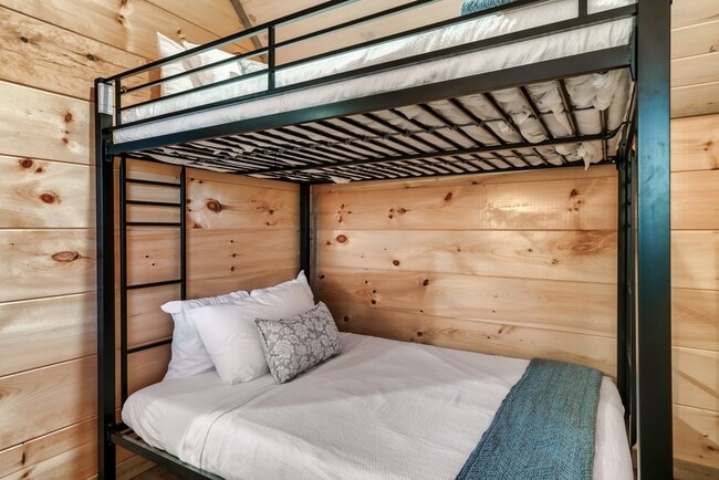 Building Photo - 2127 Eagle Feather Dr