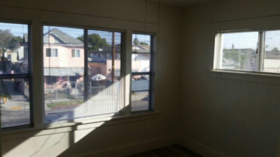 Front bedroom - 826 E 10th St