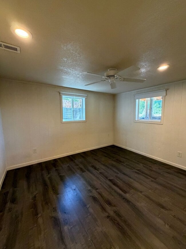 Building Photo - The Perfect House for Roommates, 6bdrms, 3.5 baths, 1.5 miles from Oregon Tech and Sky Lakes Medi...