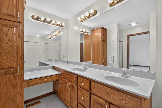 Building Photo - 133 Foxtail Dr