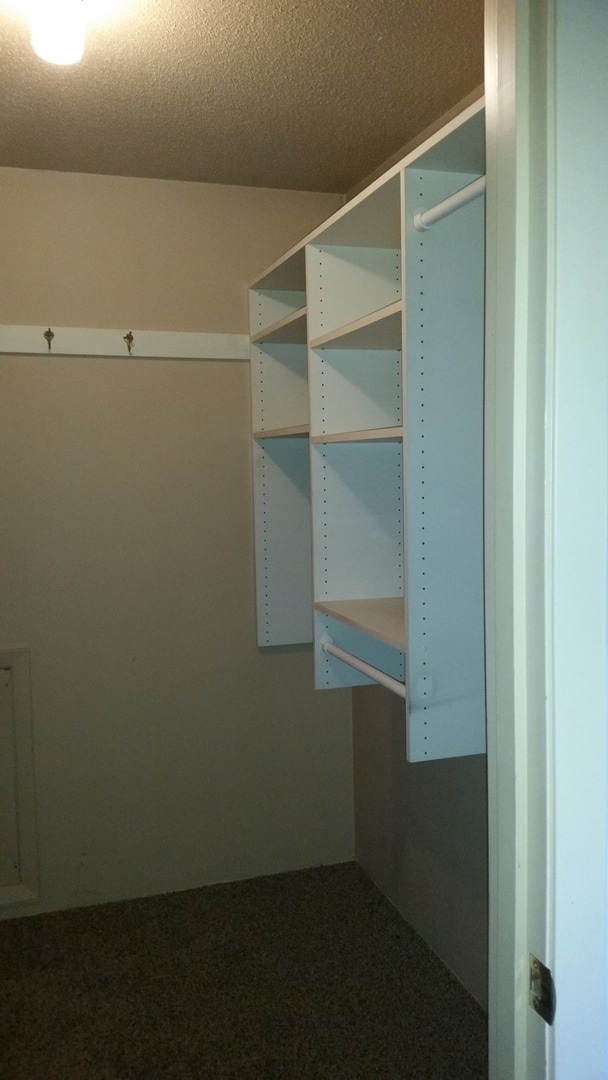 Building Photo - Occupied, do not disturb tenants. 1950's Craftsman 2br 2ba duplex on two levels, lawncare provide...