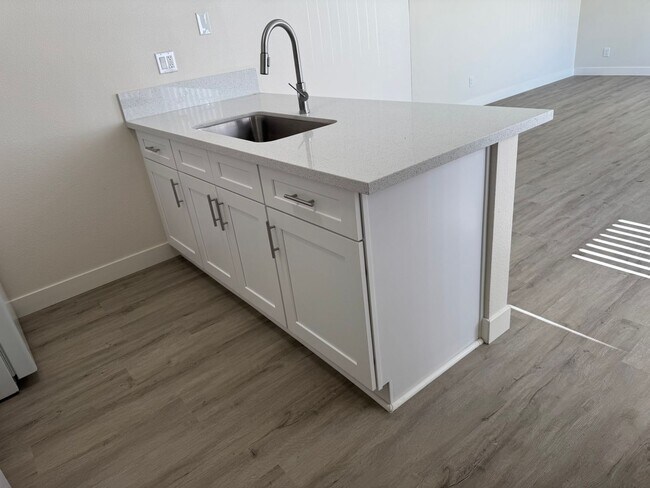 Building Photo - $250.00 1st Month's Rent! Utilities Included!