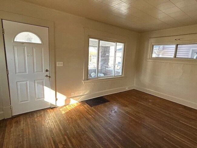 Building Photo - Charming single-family home featuring 3 spacious bedrooms and 1 full bathroom.