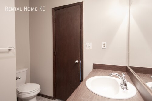 Building Photo - Roomy duplex w/ Finished Lower Level + Fen...