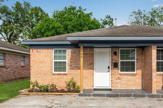 Building Photo - 3808 Cochran St