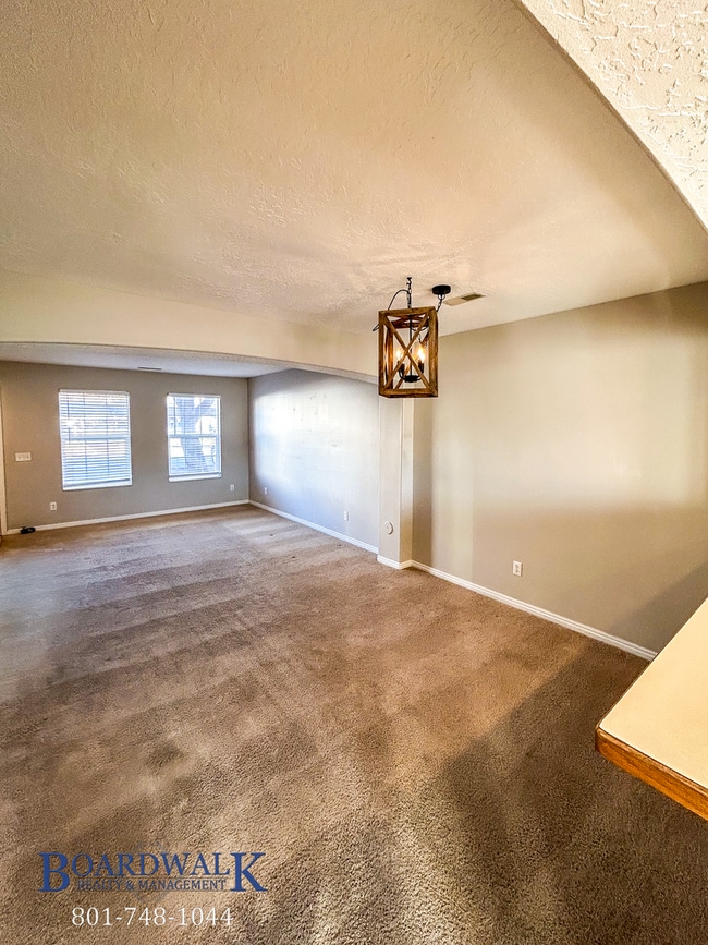Building Photo - Stylish Draper Townhome with Private Patio