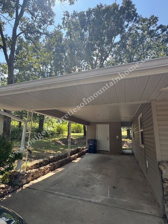 Building Photo - 1016 Kentwood Dr