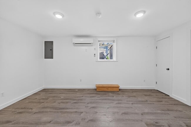 Building Photo - 342 1st St