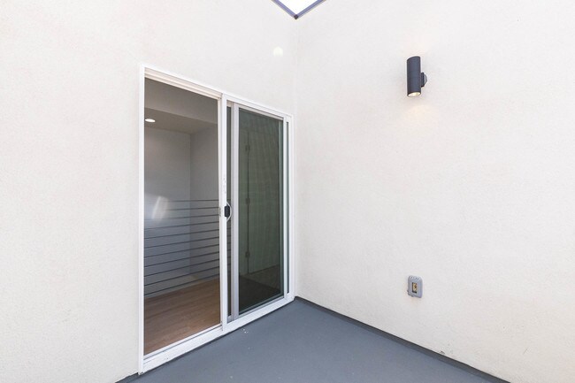 Building Photo - 756 N Ridgewood Pl