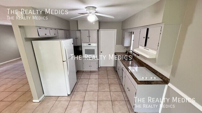 Building Photo - 904 Hall St