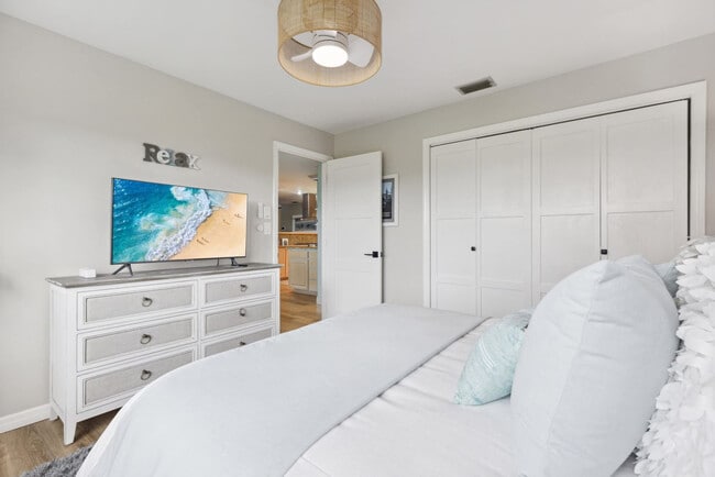 Building Photo - 12 Fairway Dr