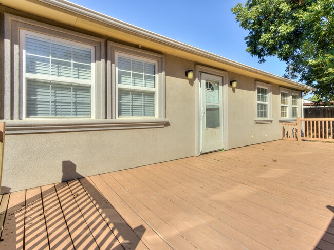 Building Photo - 1131 S Miles Ave