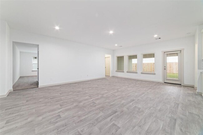 Building Photo - 7207 Sunbreeze Ln