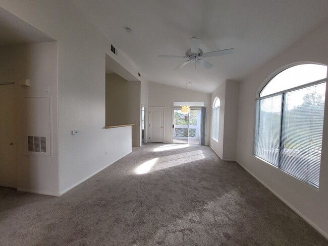 Building Photo - Gorgeous Henderson Condo with garage!