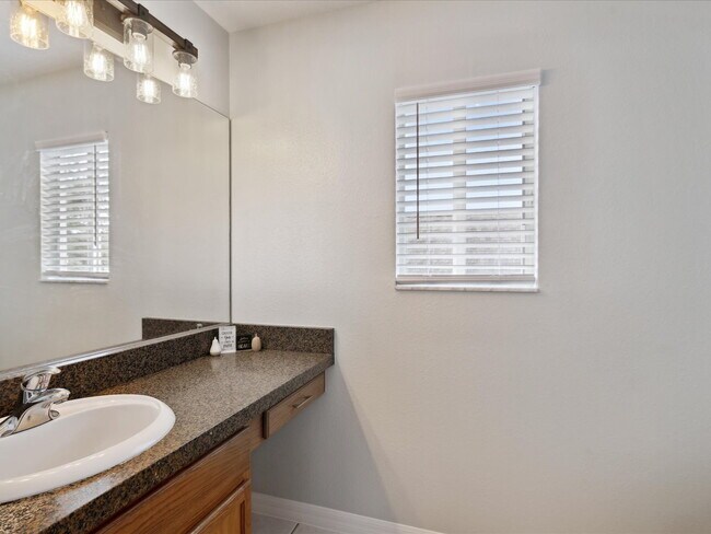 Building Photo - "Charming 3-Bed, 3-Bath Haven with 1810 Sq...