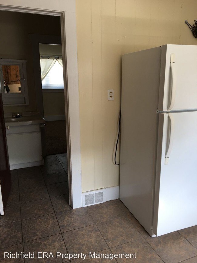 Building Photo - 3 br, 1 bath House - 131 North State Street