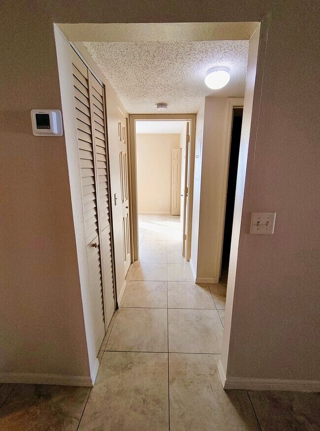 Building Photo - Charming Residence in a Prime Fort Myers Location