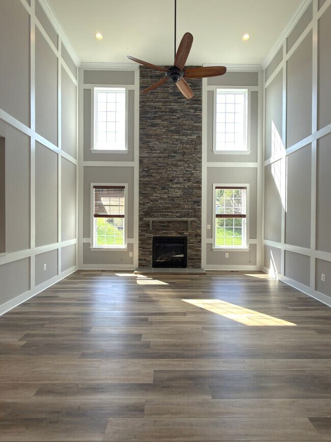 Building Photo - Spacious 4 Bed 3.5 Bath Home in Round Hill VA For Rent!