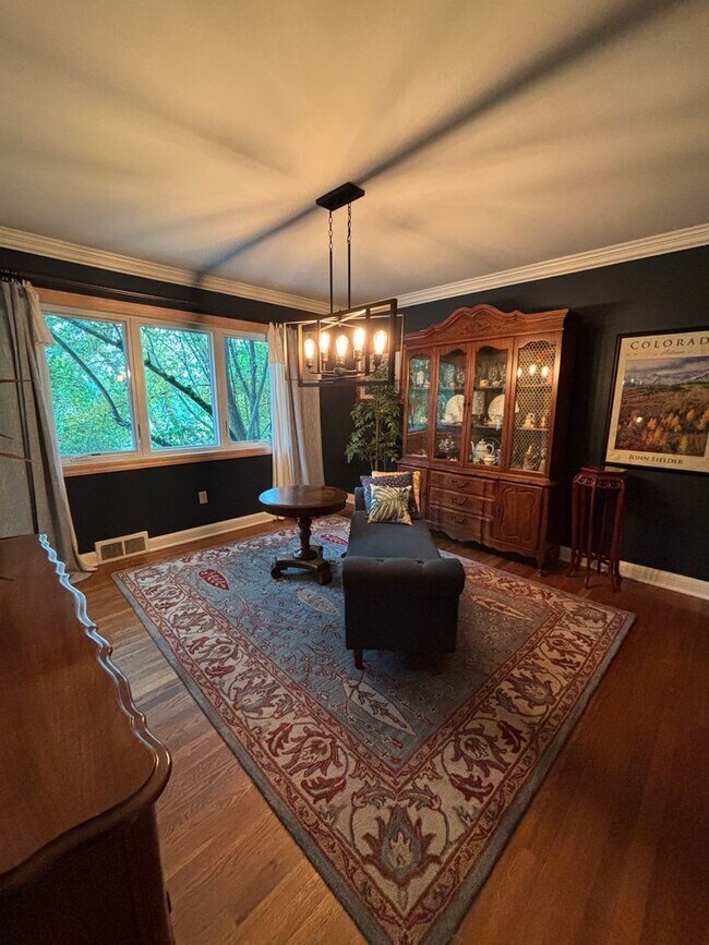Building Photo - Beautiful 4 Bedroom Home In Mt. Lebanon!
