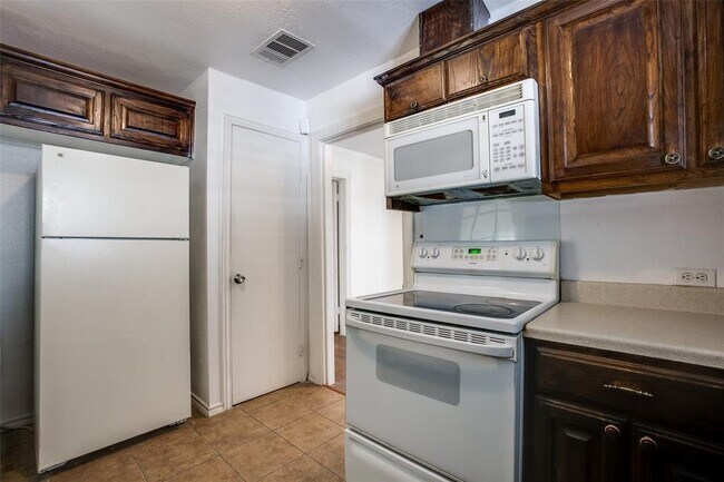 Building Photo - 1425 Cedar Crest Dr