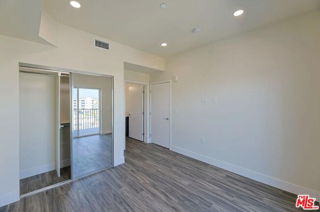 Building Photo - 1037 Dewey Ave