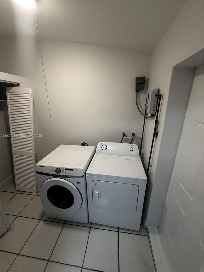 Building Photo - 10385 SW 209th Ln