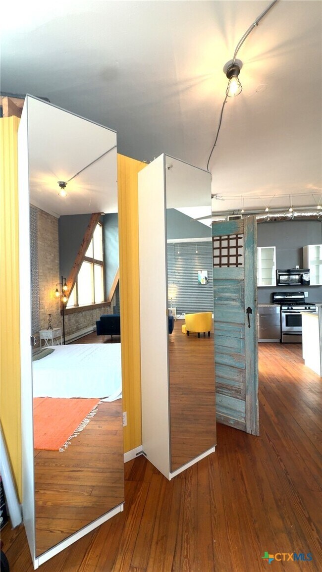 Building Photo - 103 W Walnut St