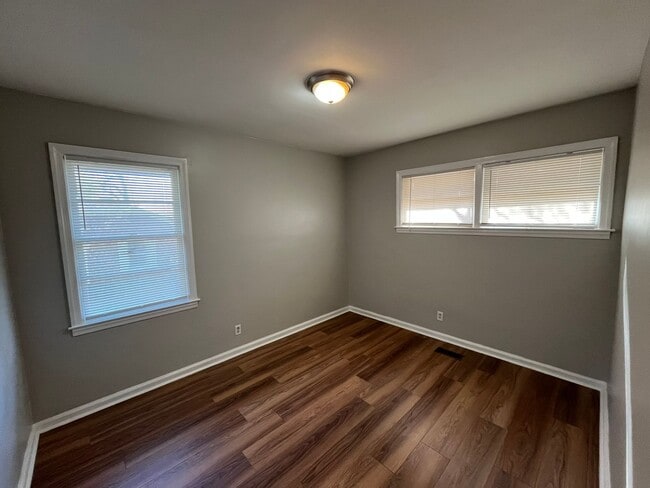 Building Photo - Move In Ready!! Cozy Brick Home, in North Columbus. Located off of Airport Thruway!!