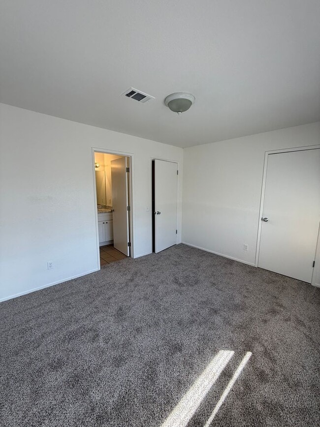 Building Photo - 2 BEDROOM TOWNHOUSE