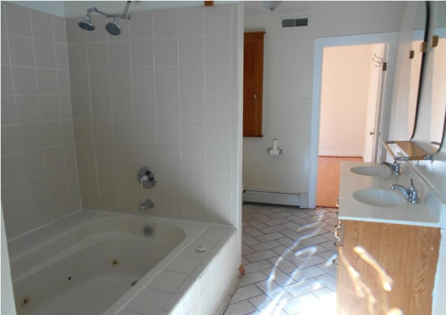 Building Photo - 3 BR 2 BA Townhome in the heart of Canton!