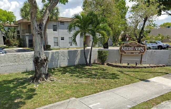 Building Photo - 10385 N Kendall Dr