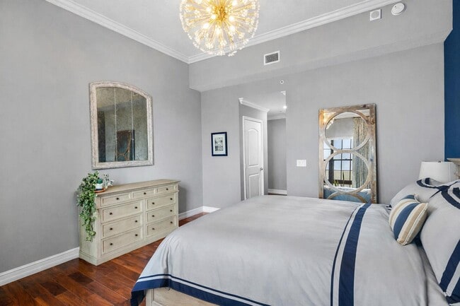 Building Photo - 701 S Olive Ave