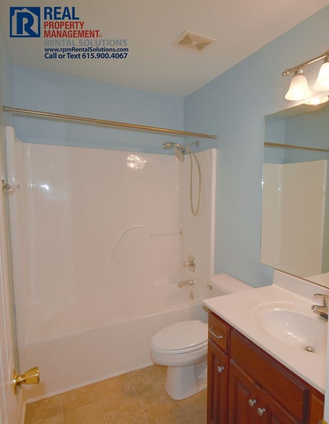 Building Photo - Charming 3 bd 2.5 ba townhouse! Washer/dryer included and attached garage!