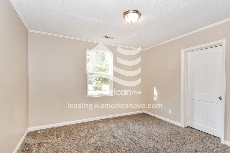 Building Photo - 7030 Sprott St