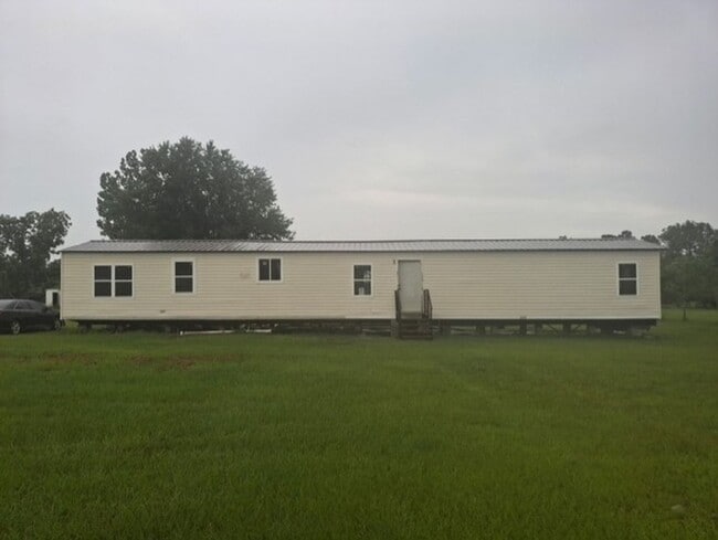 Building Photo - Country Living in Lowndes county