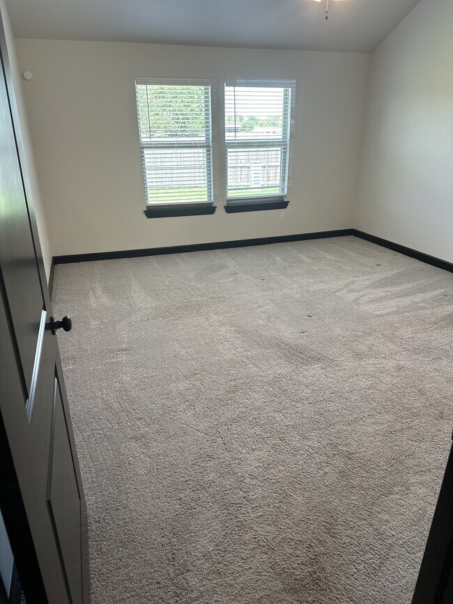 Building Photo - 2229 Roca Dr