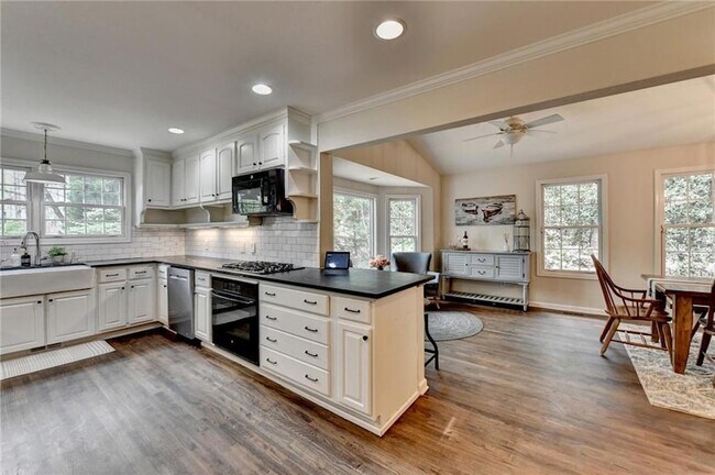 Building Photo - 443 Lakeshore Dr NW