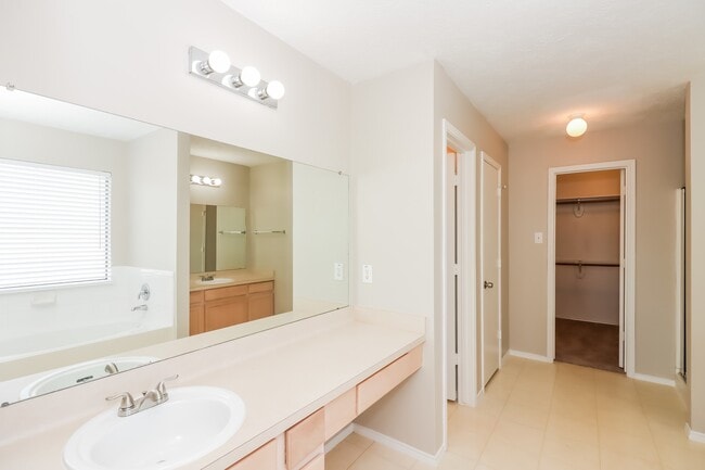 Building Photo - 16322 Lynn Crest Ct