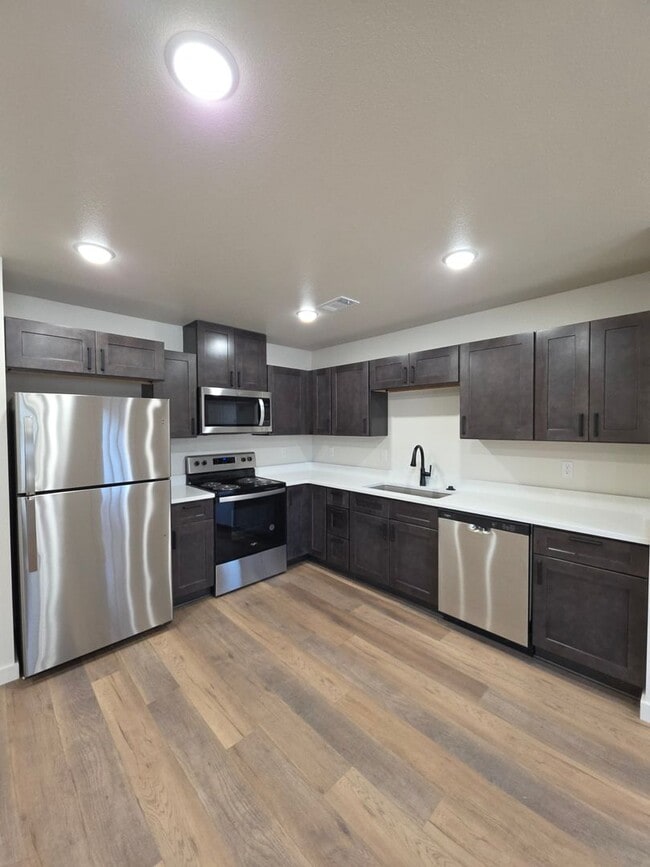 Building Photo - 703 W 12th St