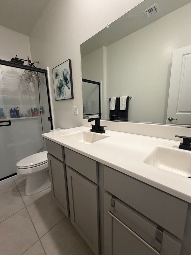 Building Photo - Gorgeous 3 Bedroom 2 Bath with modern upgrades in the home!