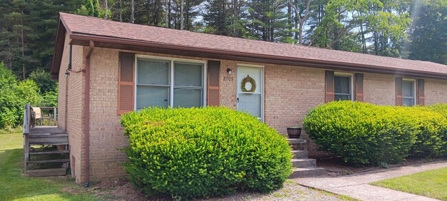 Building Photo - Blacksburg, 2 BR / 1 BA Available Aug 1st