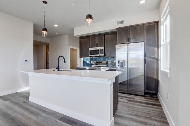 Building Photo - Modern 2 bedroom 2 bathrooms available in ...