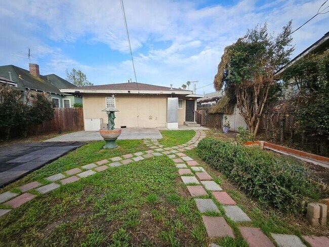 Building Photo - New Listing!
