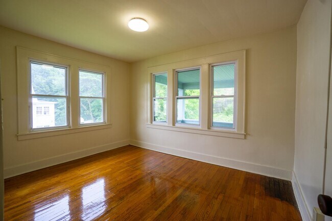 Building Photo - 3 Bed|1 Bath Apartment in Westcott Neighbo...