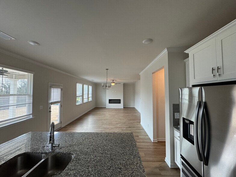 Building Photo - 1129 Georgian Point Dr