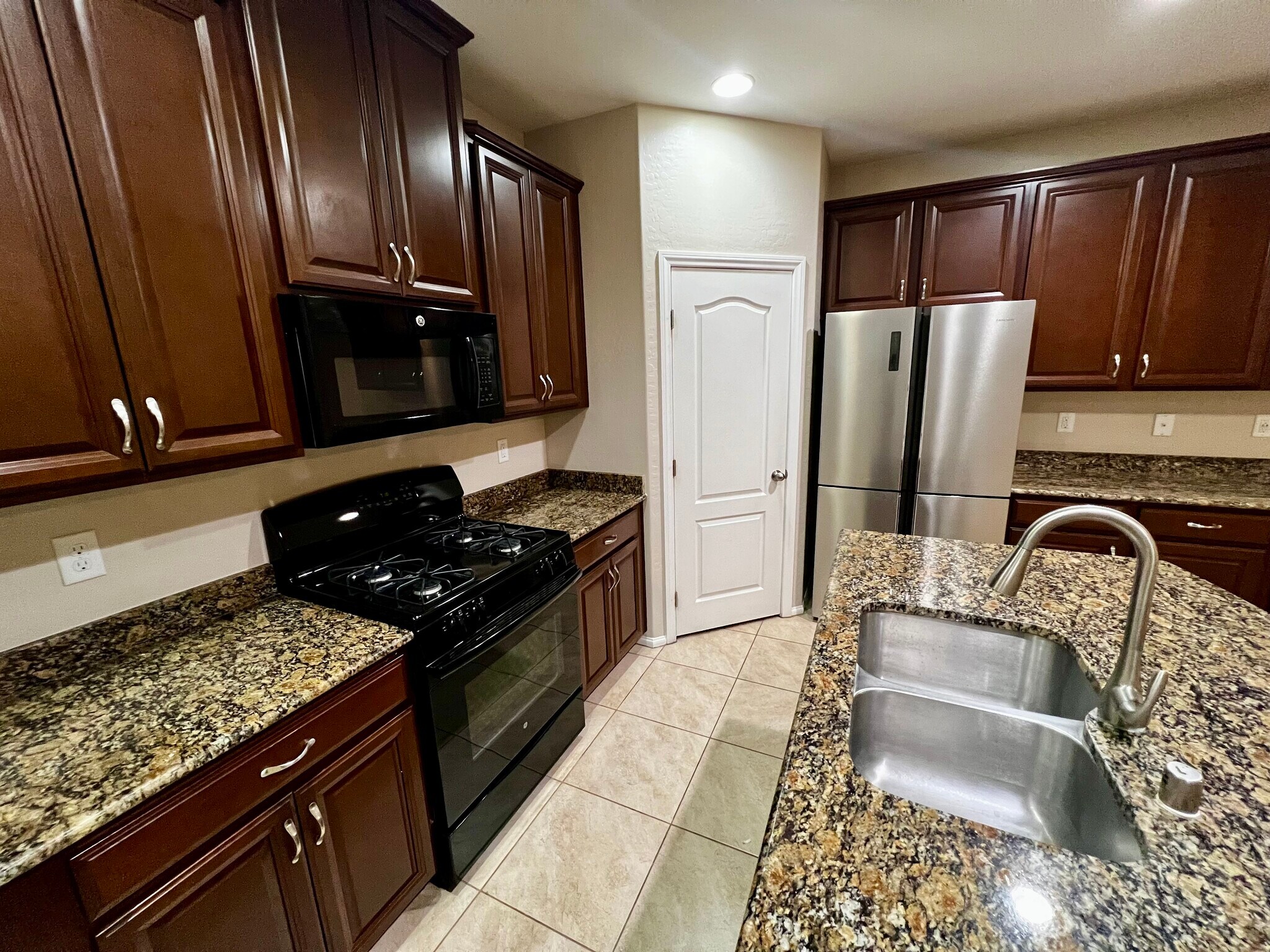 Kitchen - 9341 W Pearblossom Sky Ave