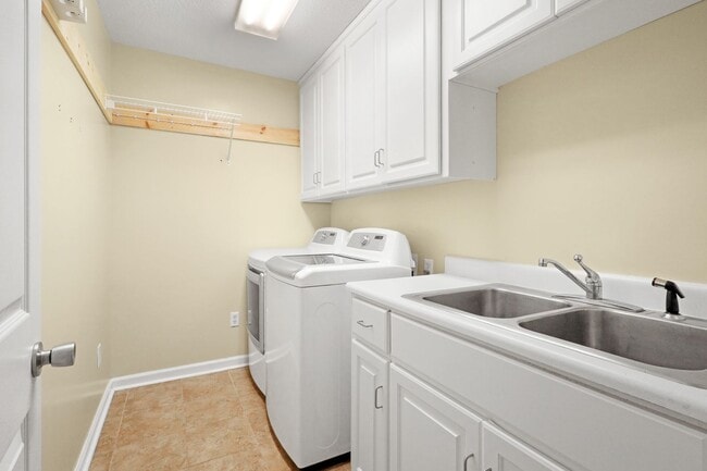 Building Photo - 3 Bed, 3 Bath Plus Office Home for Rent!!