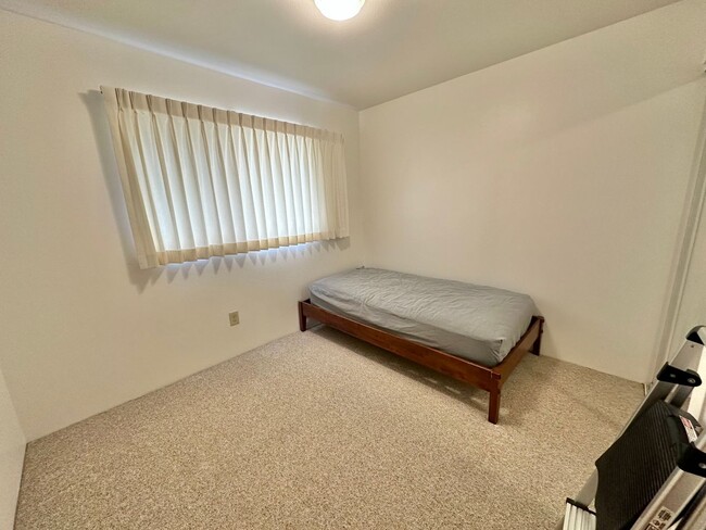 Building Photo - Spacious 2 Bedroom / 2 Bath Mostly Furnish...