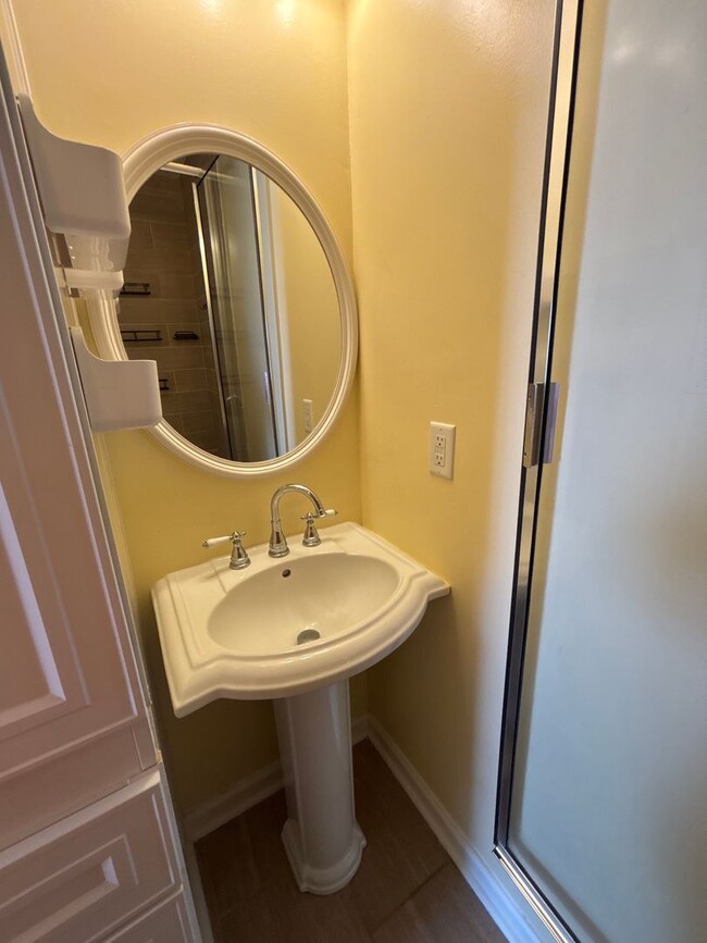 Building Photo - FOR RENT