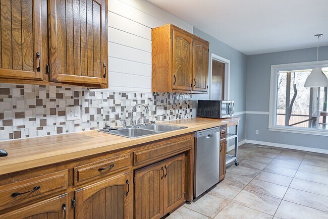 Building Photo - 3 Bed 2.5 Bath Springfield, MO